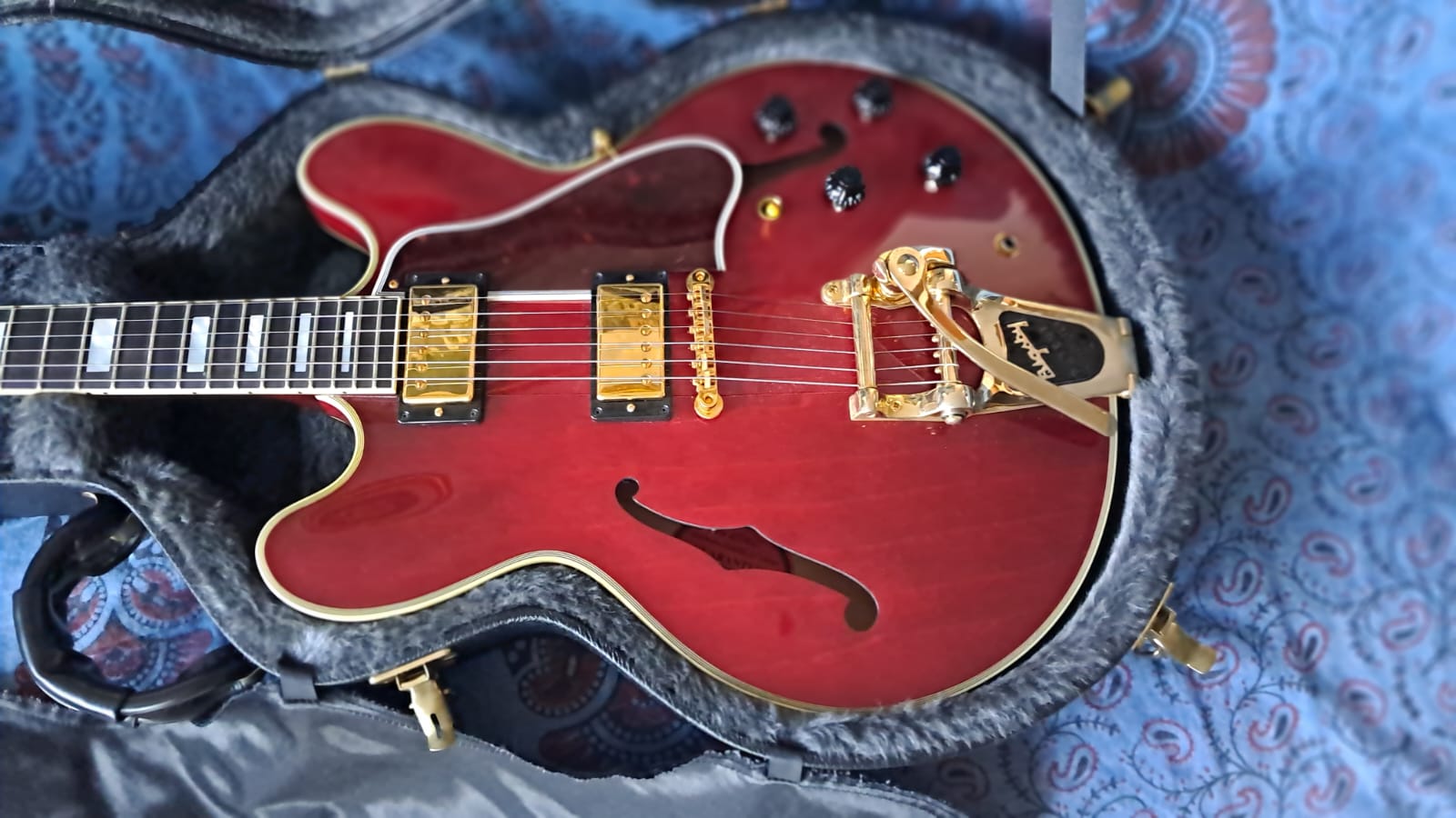 Gibson Custom Shop ES 355 with Bigsby - 2009 Semi-Acoustic - View 2